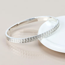 Load image into Gallery viewer, Silver Plated Scallop Embossed Bangle
