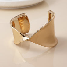 Load image into Gallery viewer, Golden Wide Twist Front Bangle
