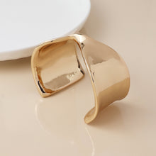 Load image into Gallery viewer, Golden Wide Twist Front Bangle
