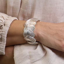 Load image into Gallery viewer, Silver Plated Stretch Clam Shell Bracelet
