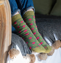 Load image into Gallery viewer, Green &amp; Pink Flower &amp; Heart Socks
