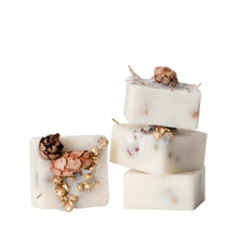 Load image into Gallery viewer, Nutmeg, Ginger, Spice - Soy Wax Melts
