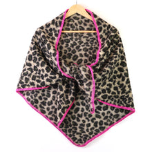 Load image into Gallery viewer, Triangle Leopard Print Scarf
