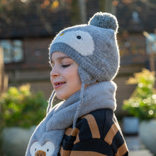 Load image into Gallery viewer, Knitted Penguin Winter Hat - 7-10yr
