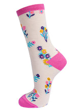 Load image into Gallery viewer, Women&#39;s Bamboo Socks Wild Flowers Pink
